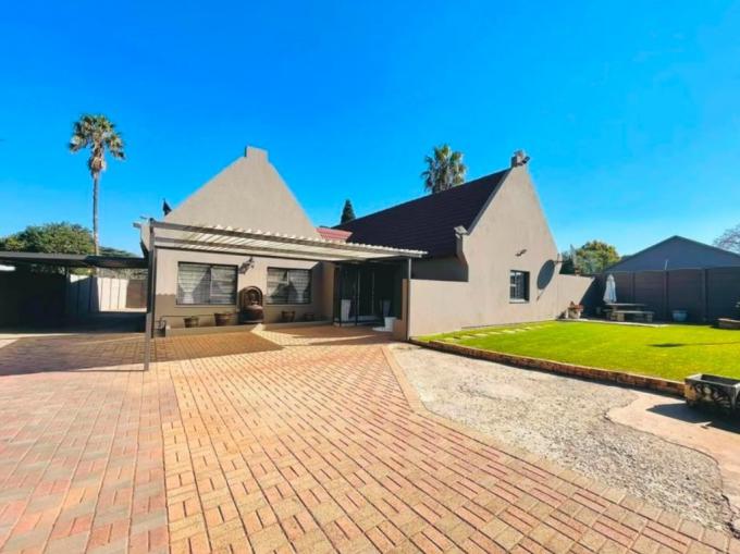 House for Sale For Sale in Brackendowns - MR721828