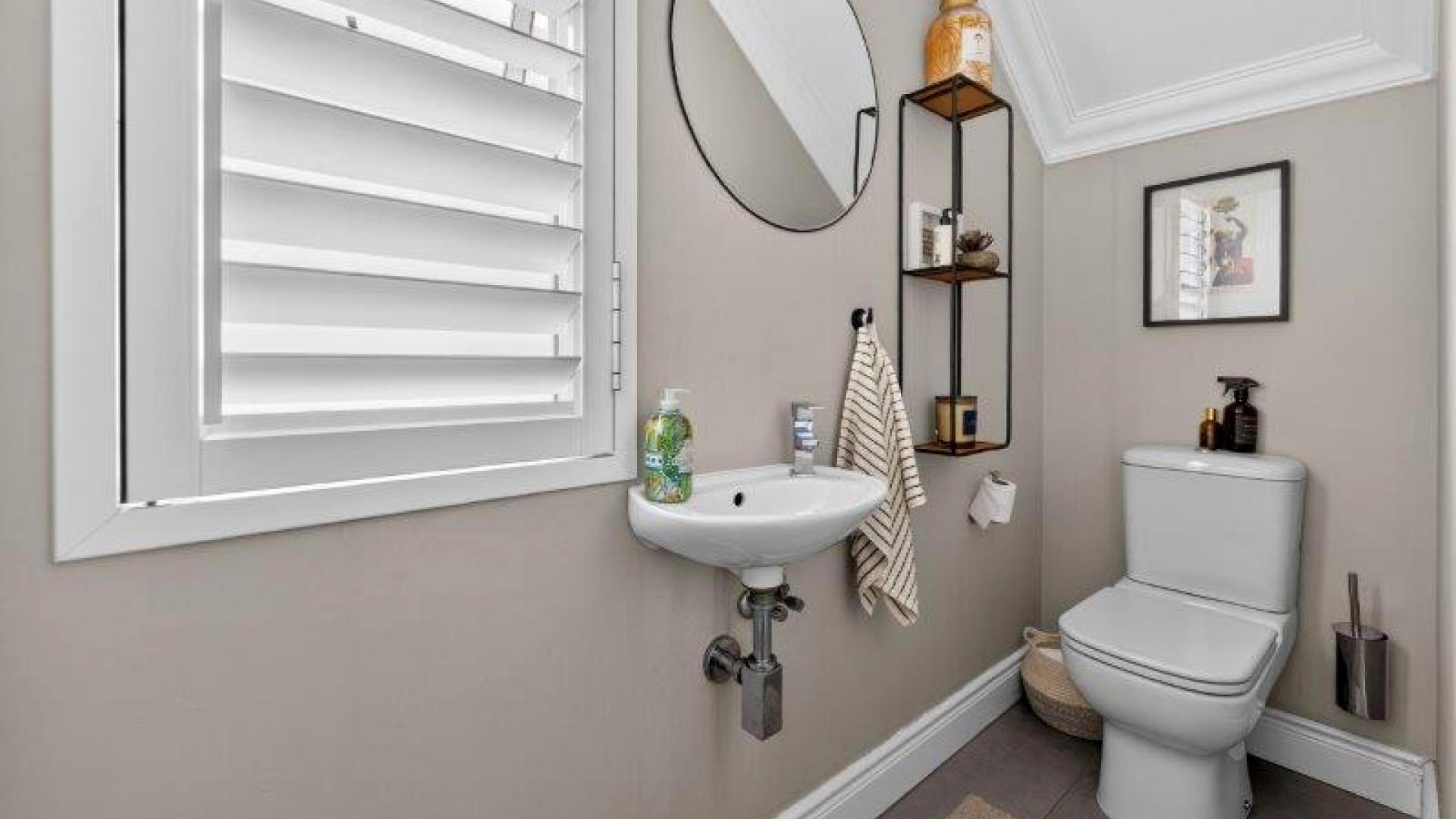 Guest Toilet - 3 square meters of property in Parklands