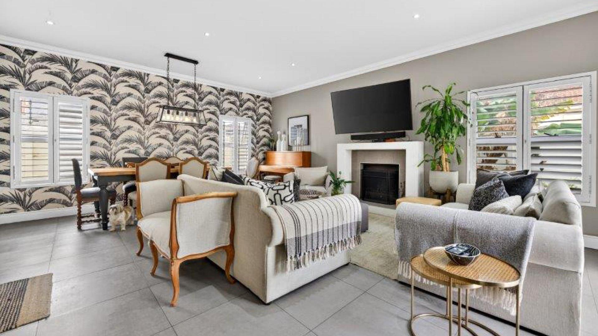 Lounges - 25 square meters of property in Parklands