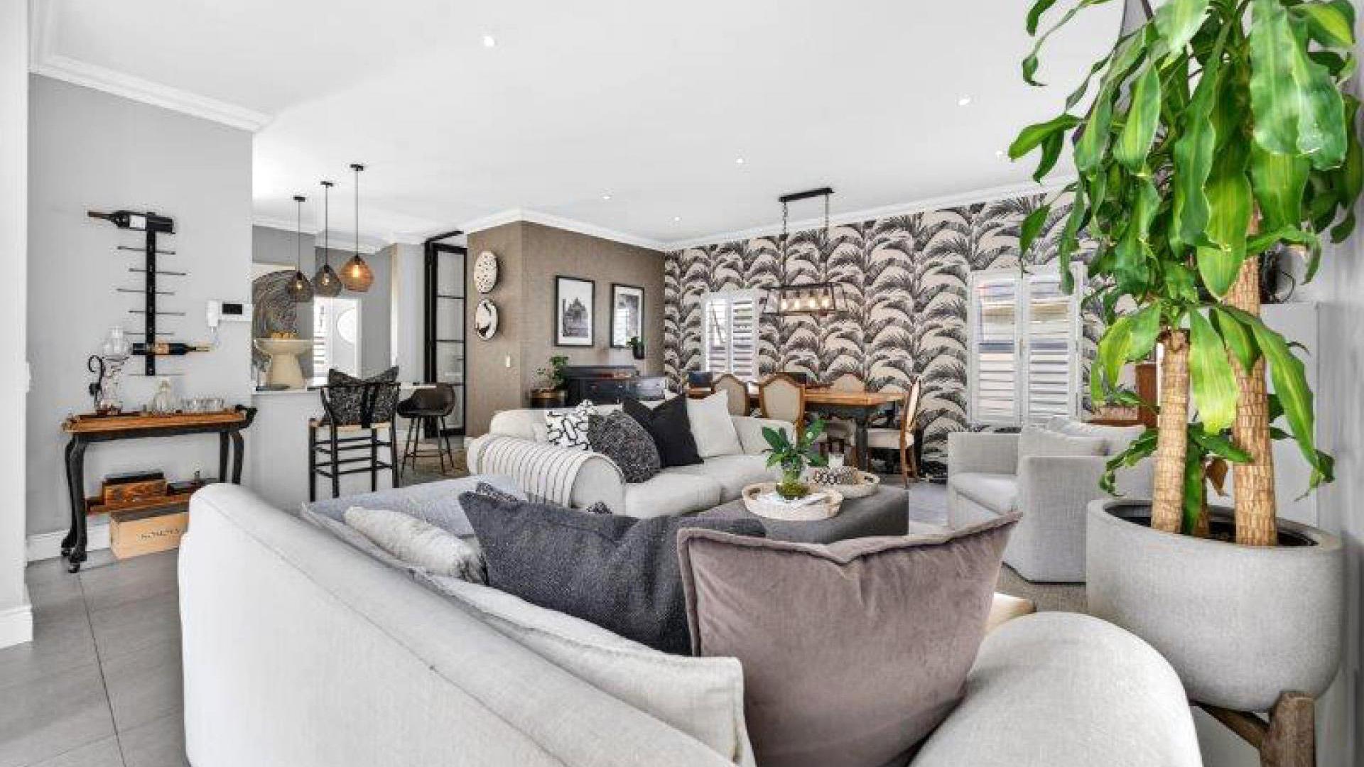 Lounges - 25 square meters of property in Parklands