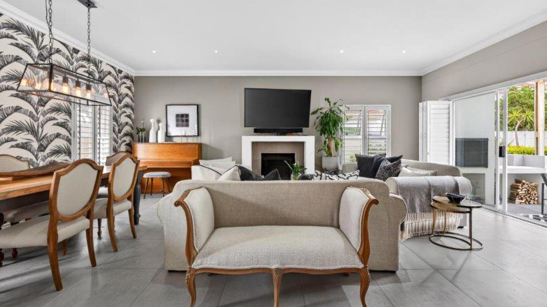 Lounges - 25 square meters of property in Parklands