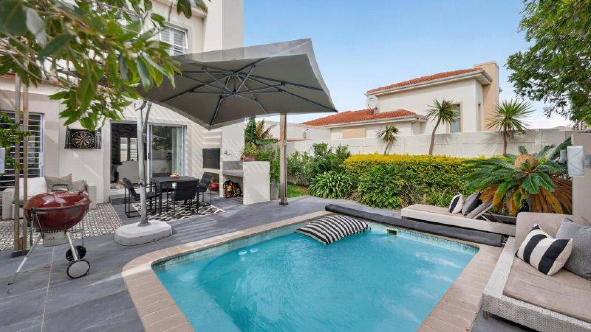 Swimming Pool of property in Parklands