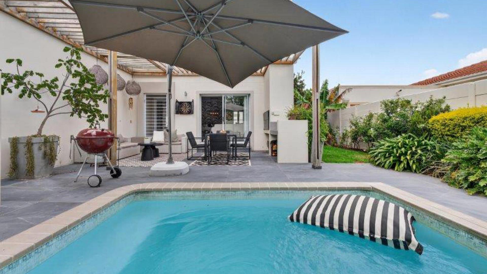 Swimming Pool of property in Parklands