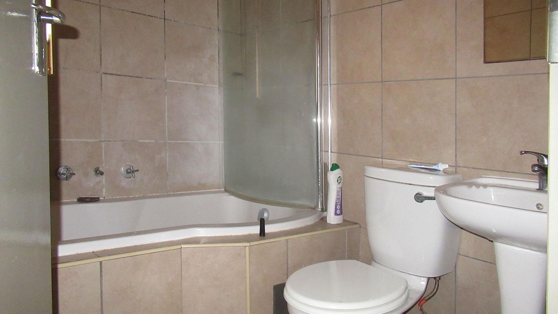 Main Bathroom - 6 square meters of property in Alveda
