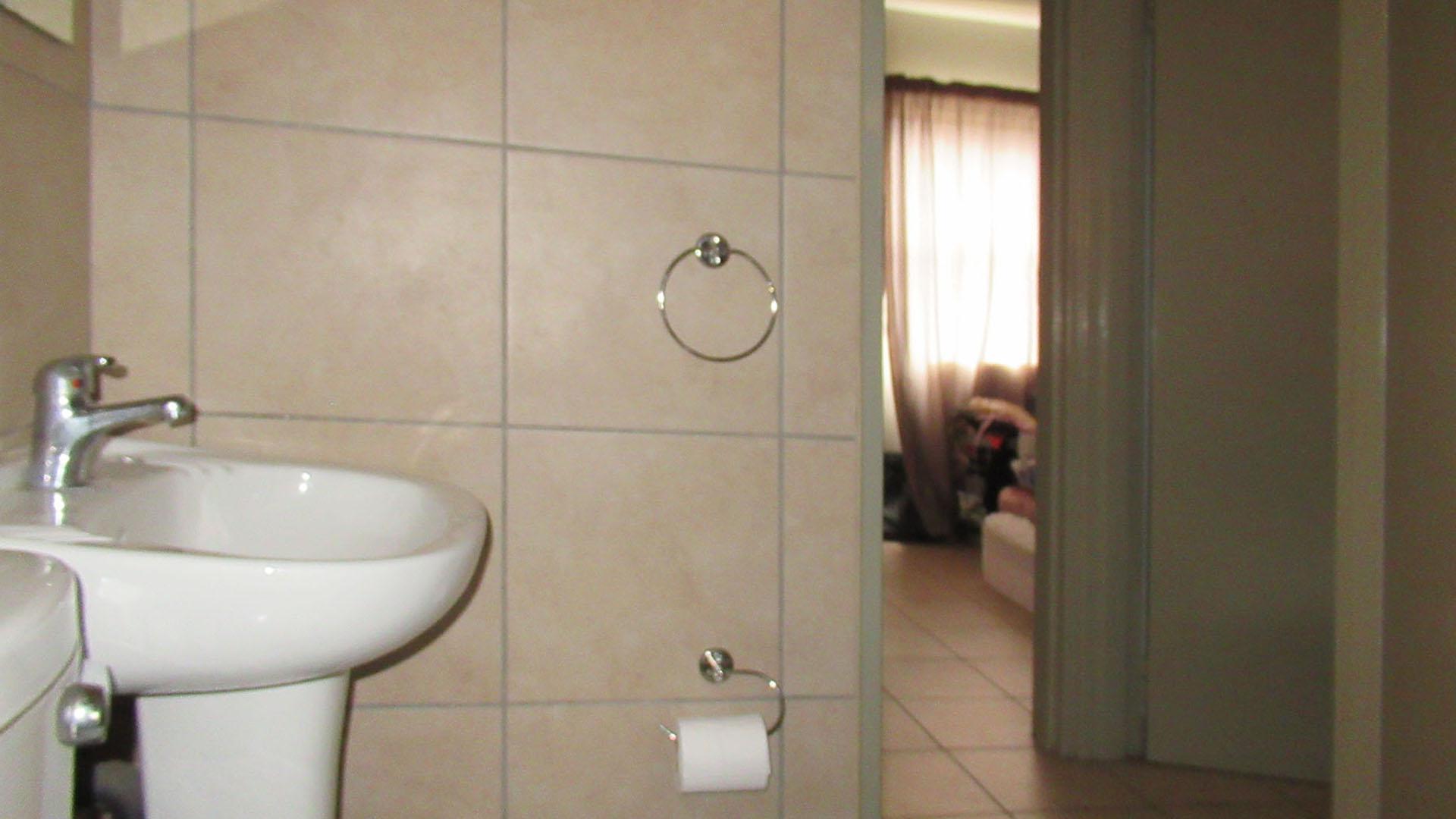 Main Bathroom - 6 square meters of property in Alveda