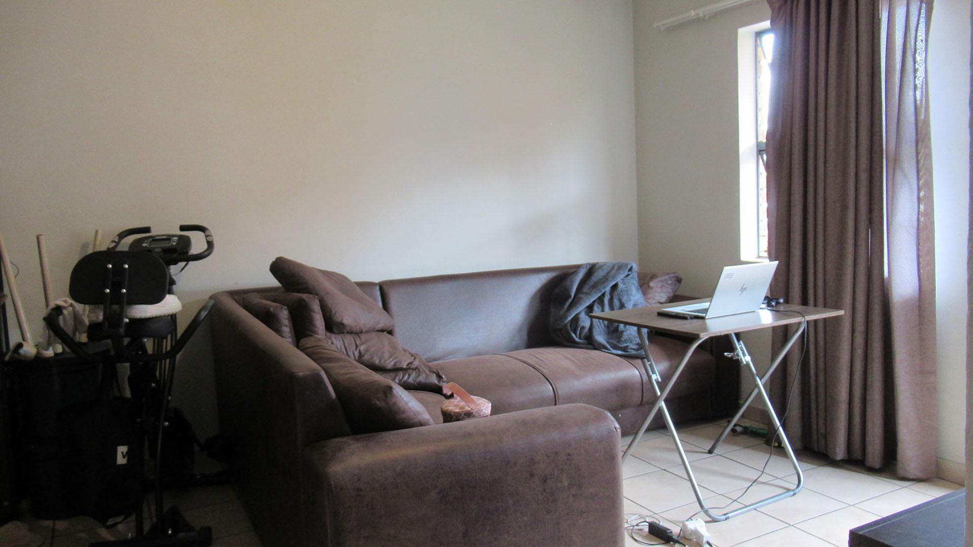 Lounges - 14 square meters of property in Alveda