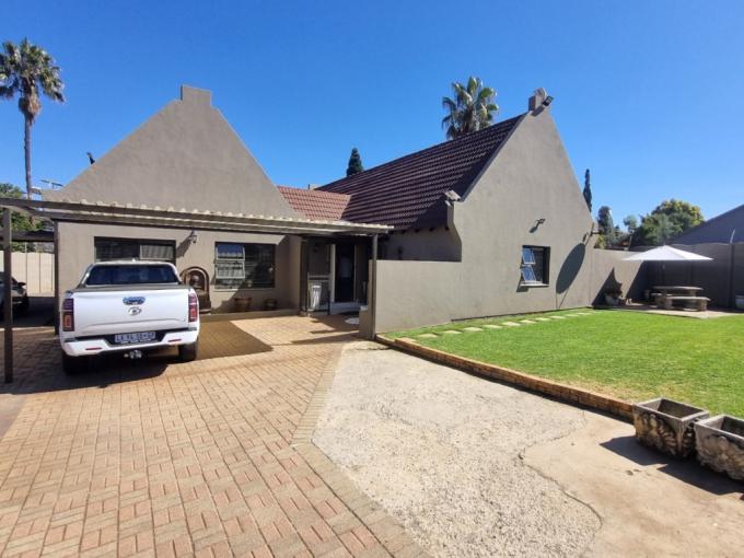 4 Bedroom House for Sale For Sale in Brackendowns - MR721937