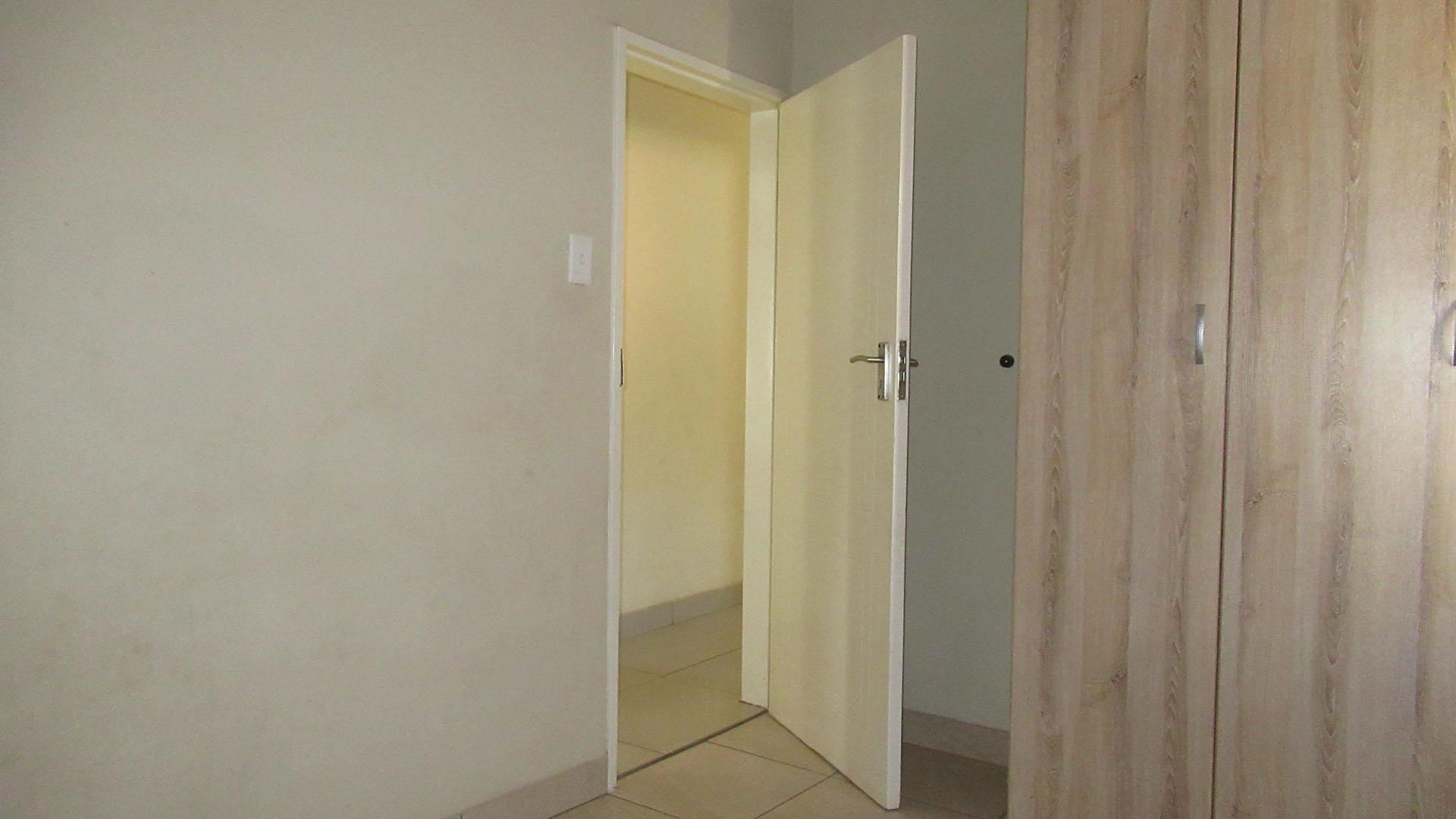 Bed Room 1 - 10 square meters of property in Mindalore