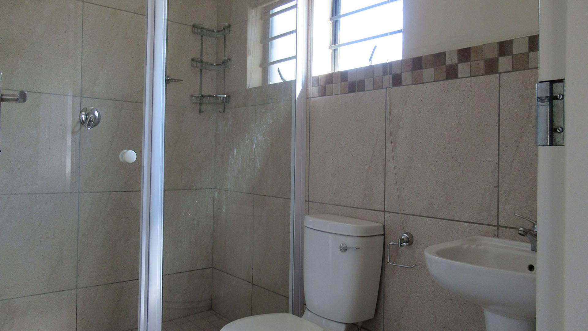 Main Bathroom - 5 square meters of property in Mindalore