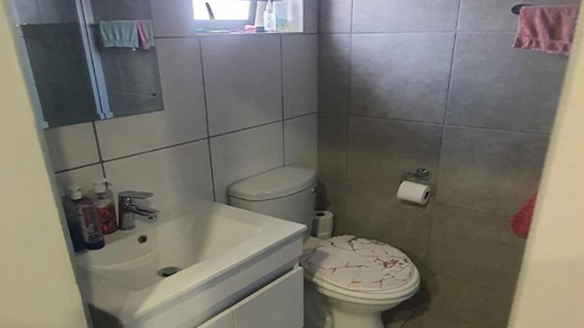 Bathroom 1 of property in Lotus Gardens