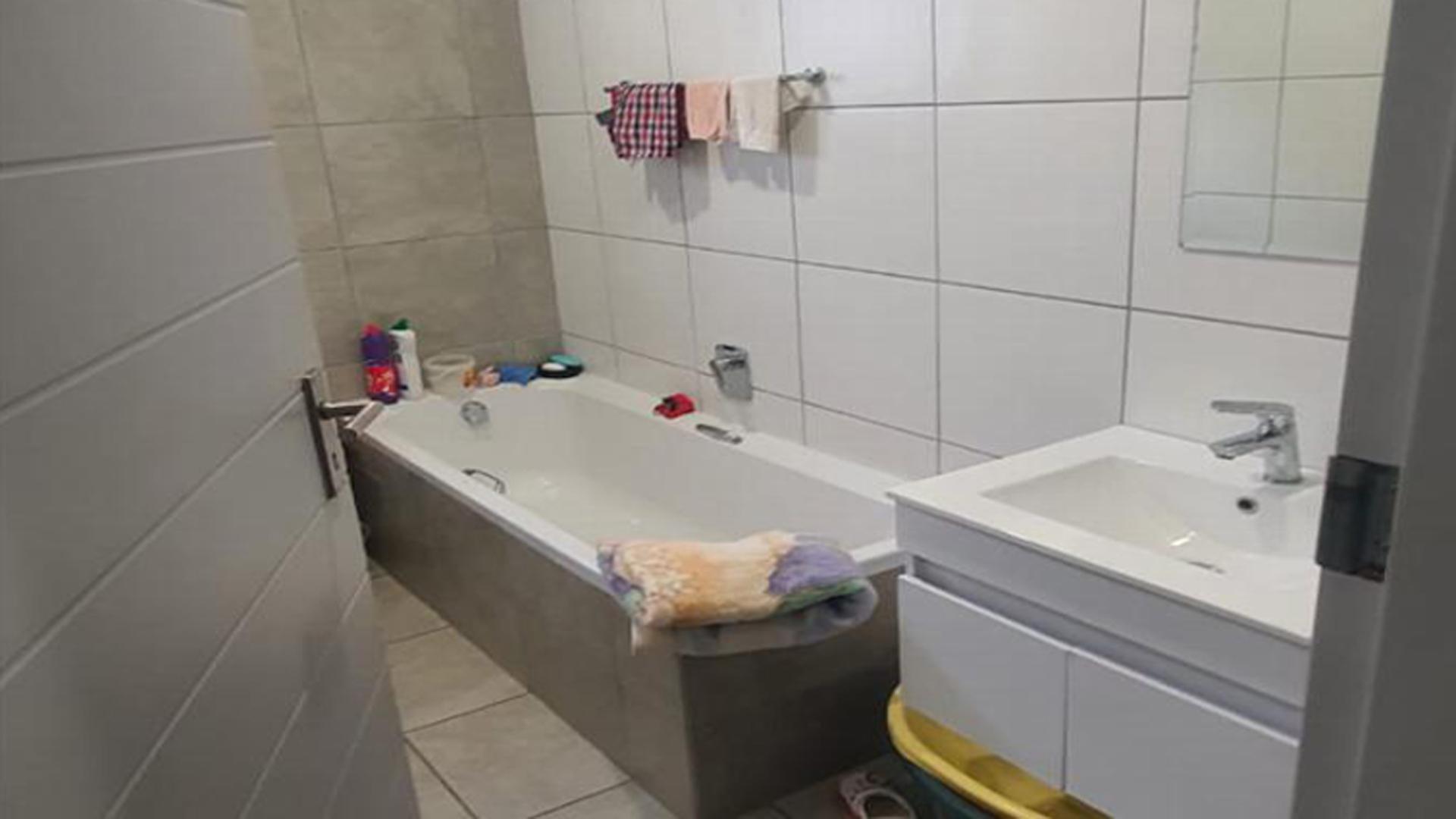 Bathroom 1 of property in Lotus Gardens