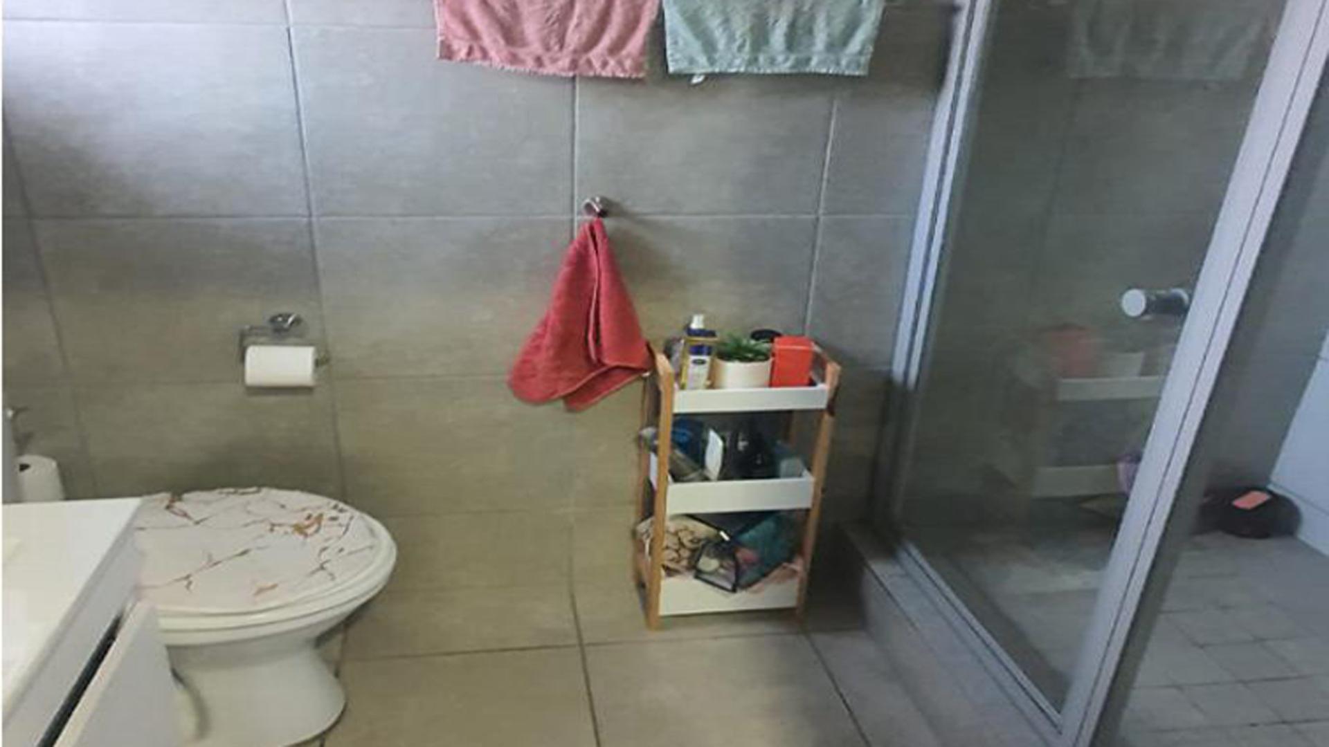 Bathroom 1 of property in Lotus Gardens