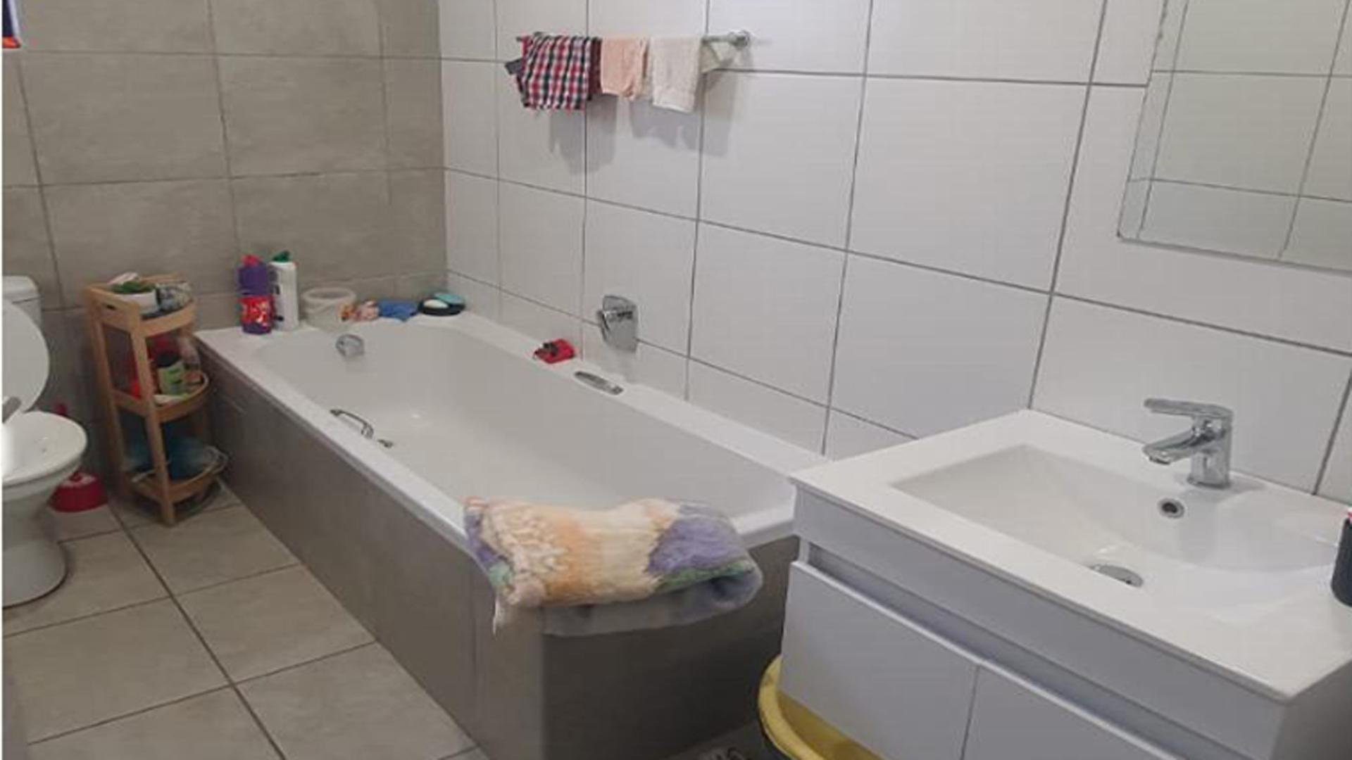 Bathroom 2 of property in Lotus Gardens
