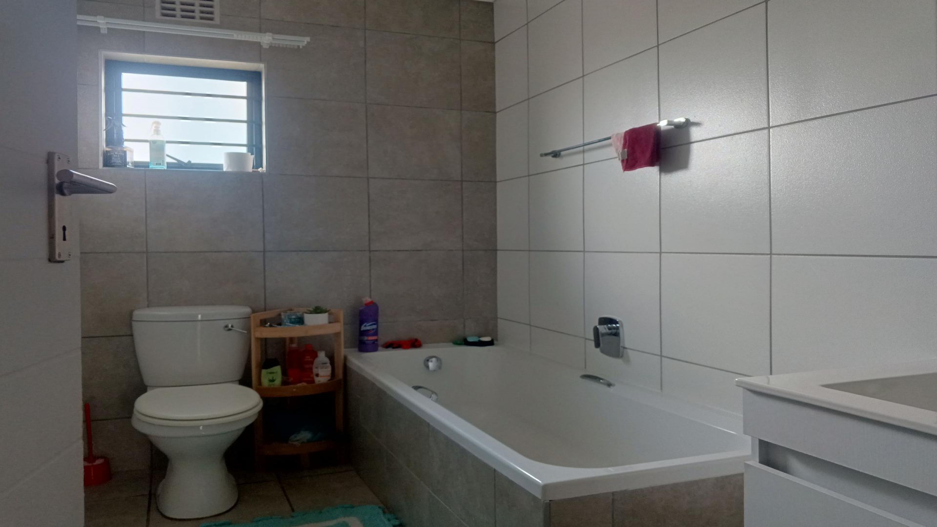 Bathroom 1 - 5 square meters of property in Lotus Gardens