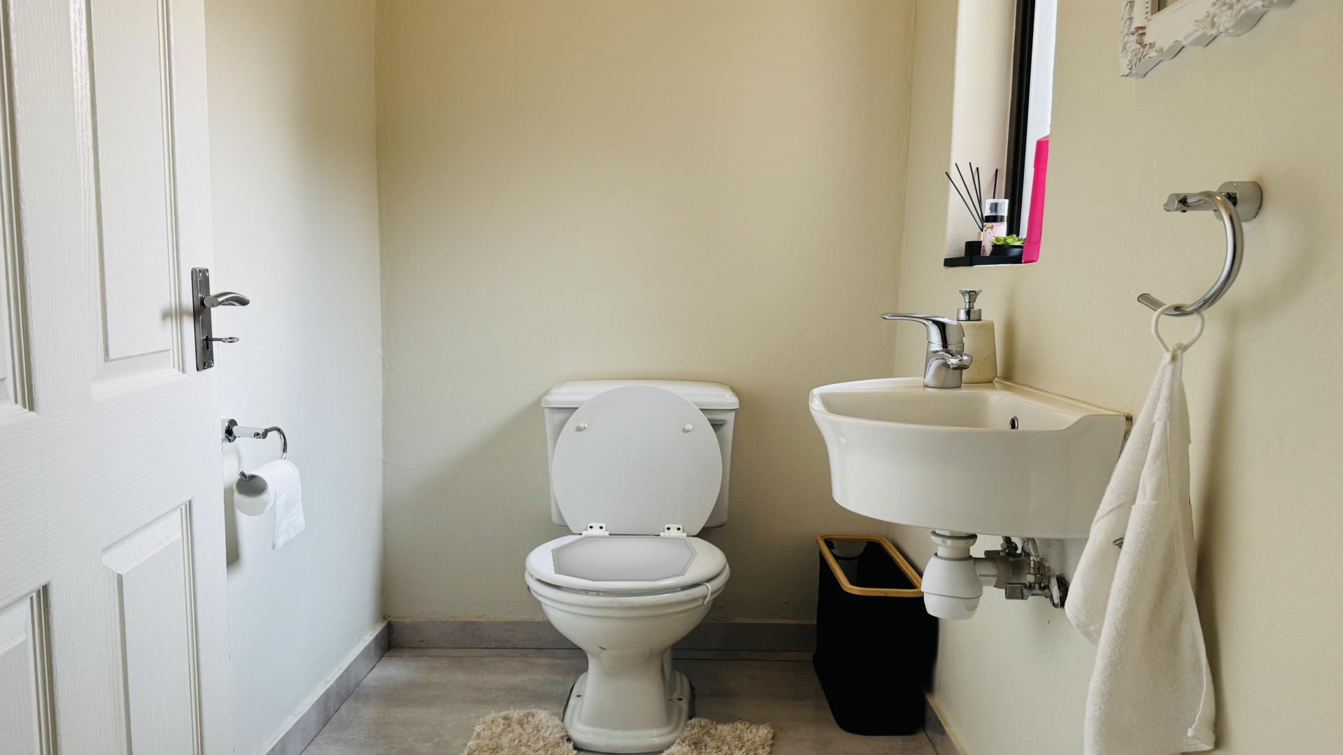 Bathroom 2 of property in Hartbeespoort