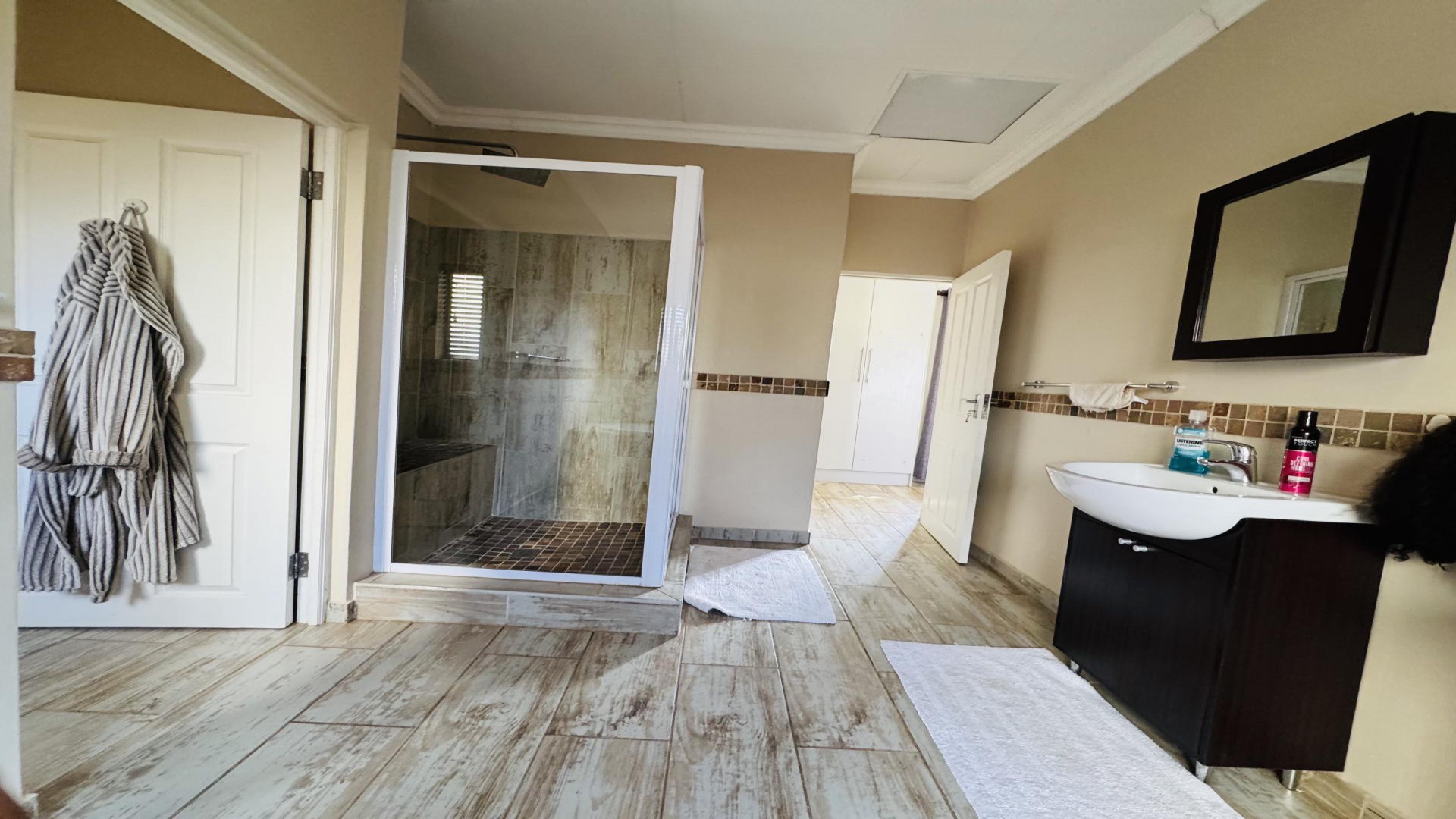 Bathroom 1 of property in Hartbeespoort