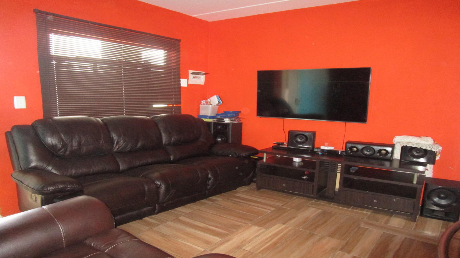 Lounges - 13 square meters of property in Fleurhof