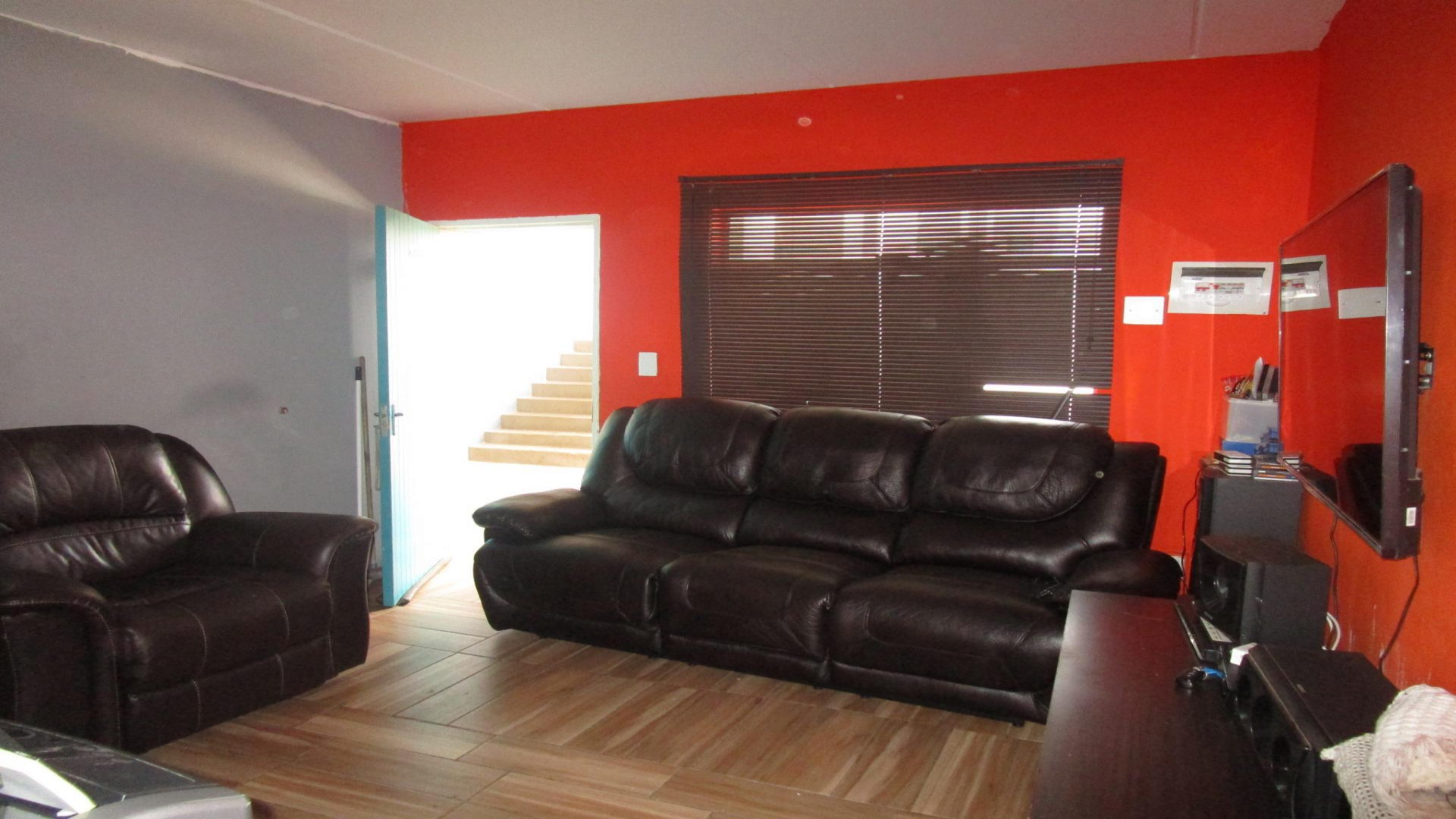 Lounges - 13 square meters of property in Fleurhof