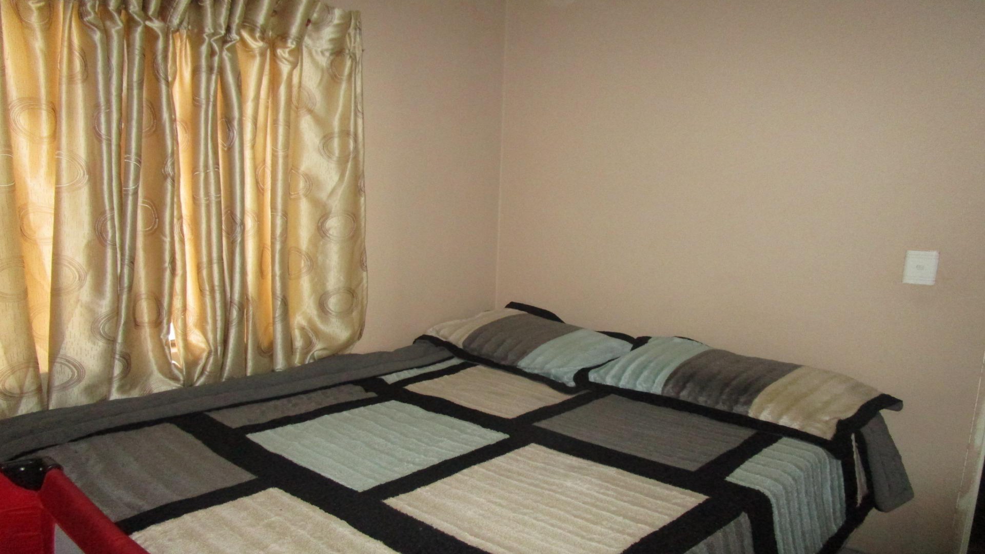 Bed Room 1 - 8 square meters of property in Fleurhof