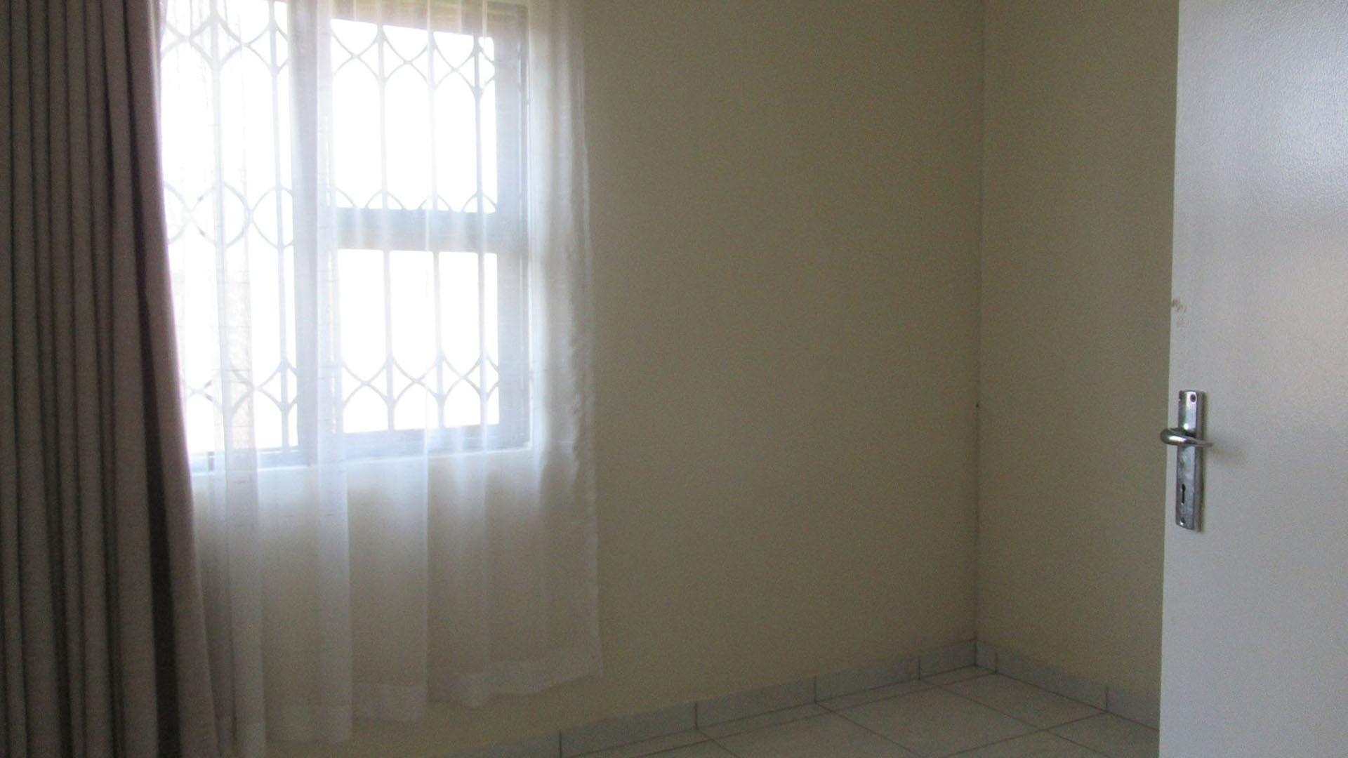 Bed Room 1 - 9 square meters of property in Dawn Park