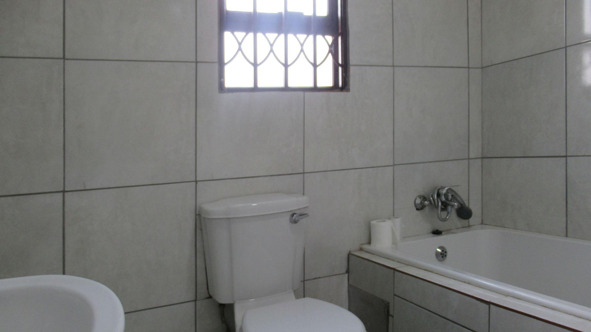 Main Bathroom - 5 square meters of property in Dawn Park
