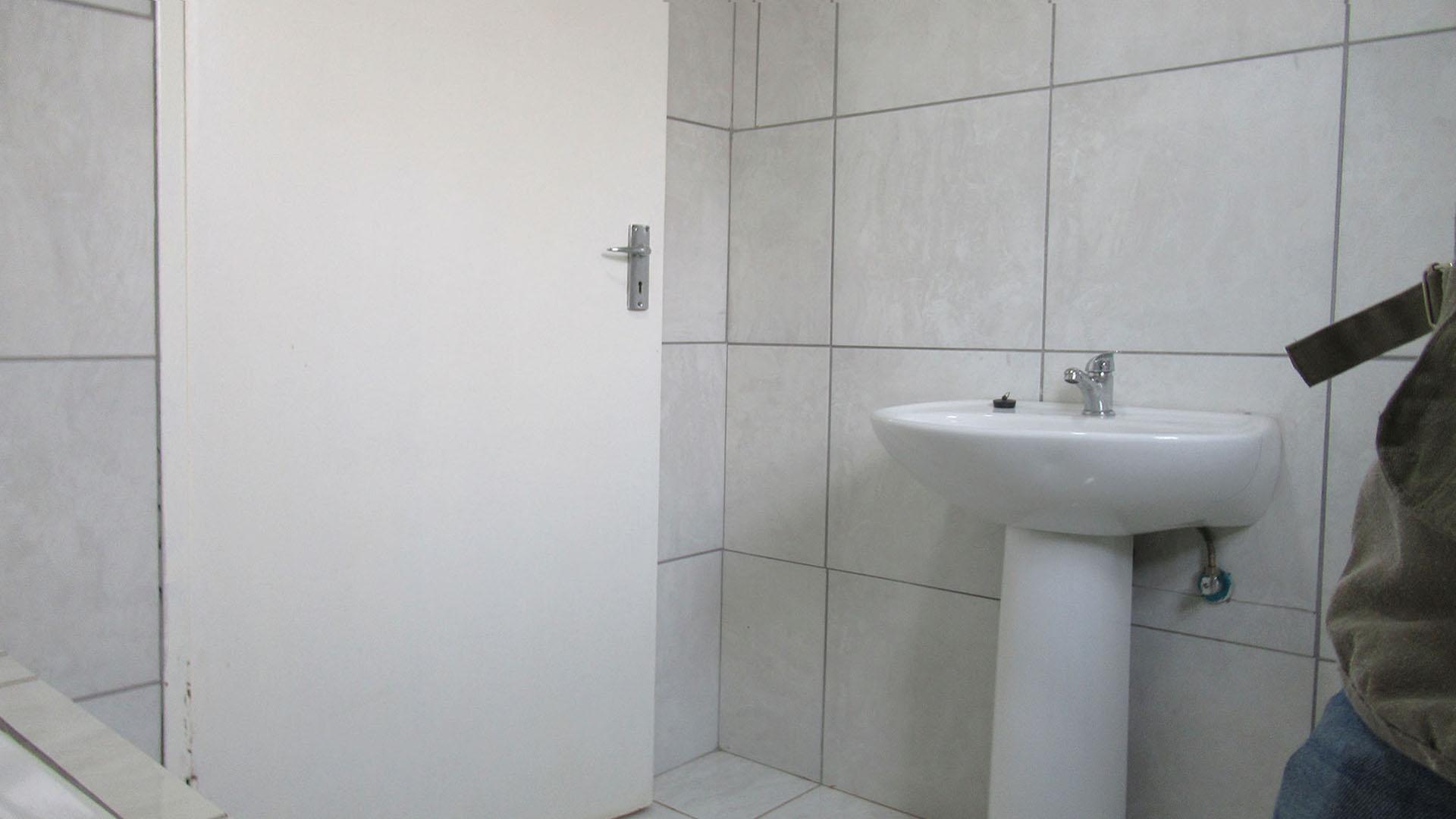 Main Bathroom - 5 square meters of property in Dawn Park