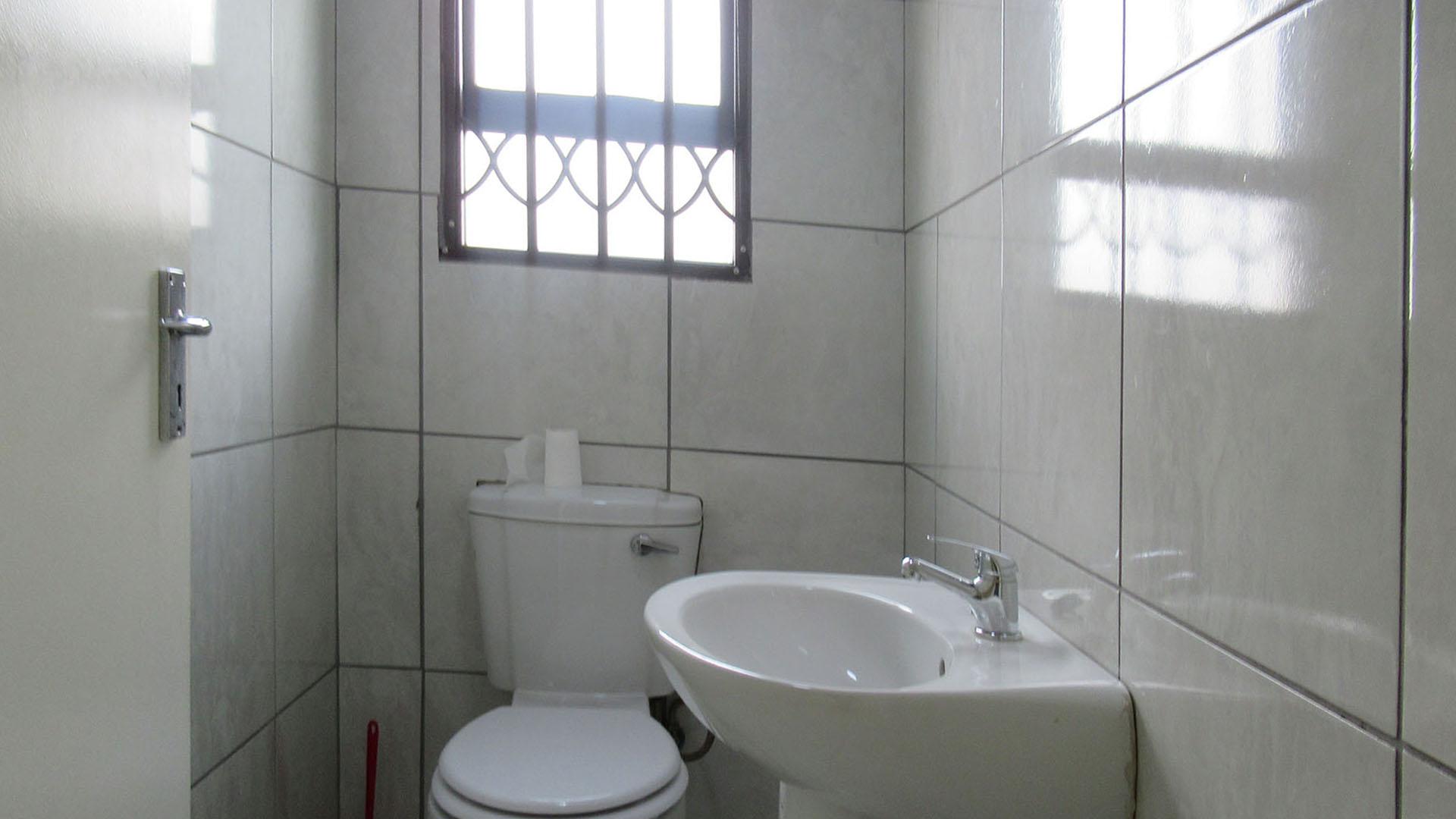 Guest Toilet - 3 square meters of property in Dawn Park