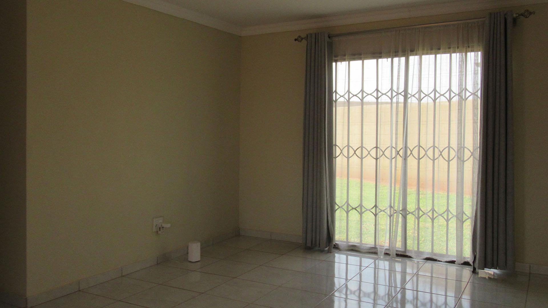 Lounges - 11 square meters of property in Dawn Park