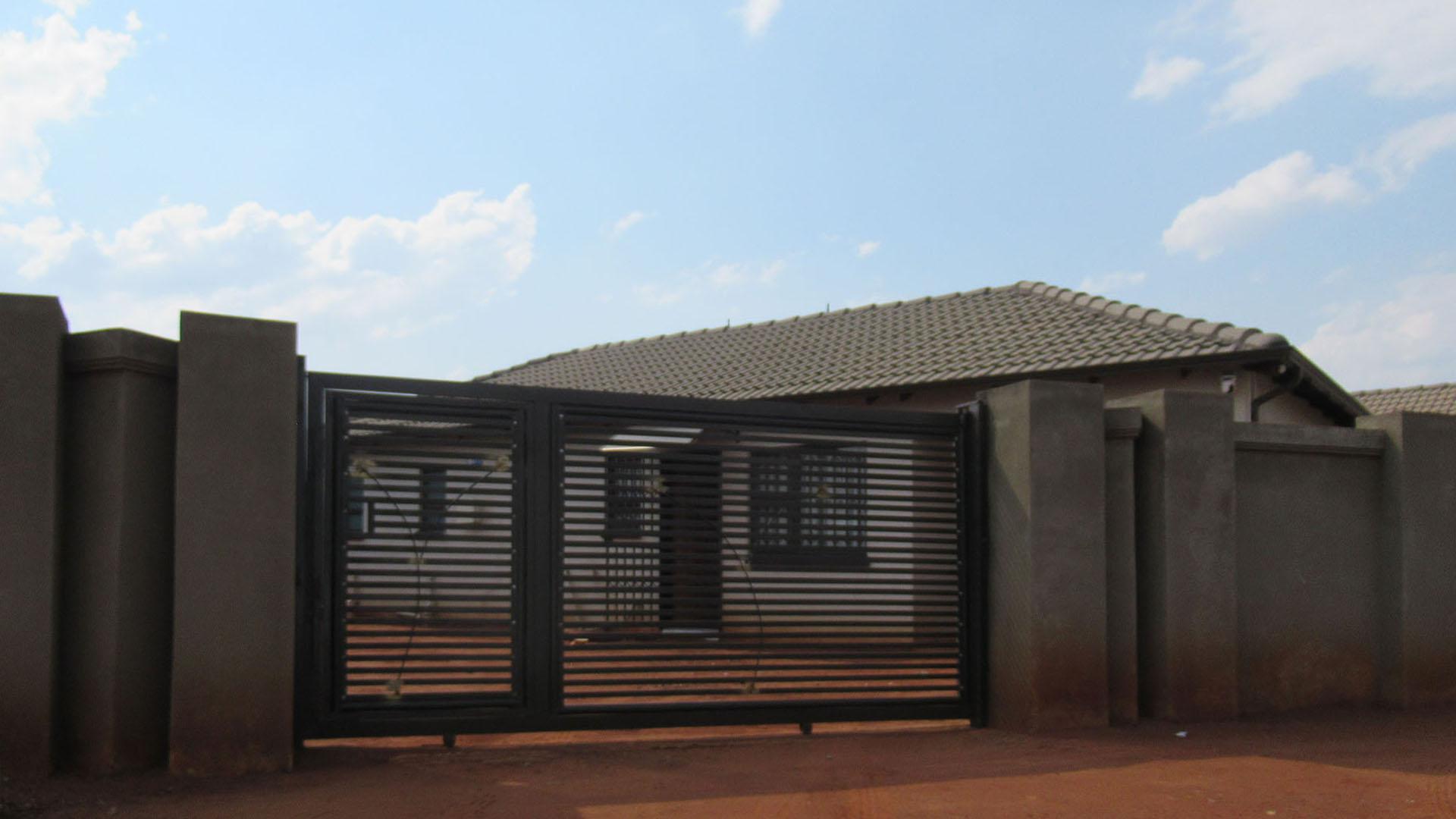 Front View of property in Dawn Park