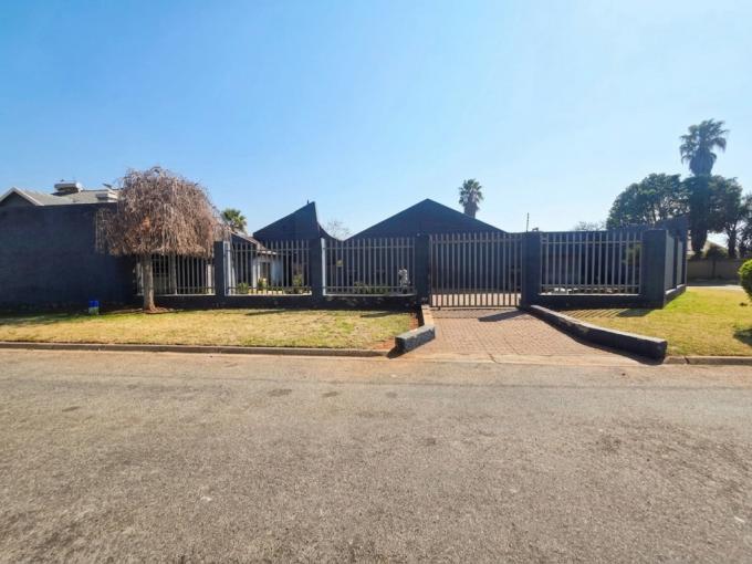 5 Bedroom House for Sale For Sale in Klippoortjie AH - MR722212