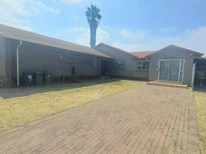 3 Bedroom House for Sale For Sale in Verwoerdpark - MR722236