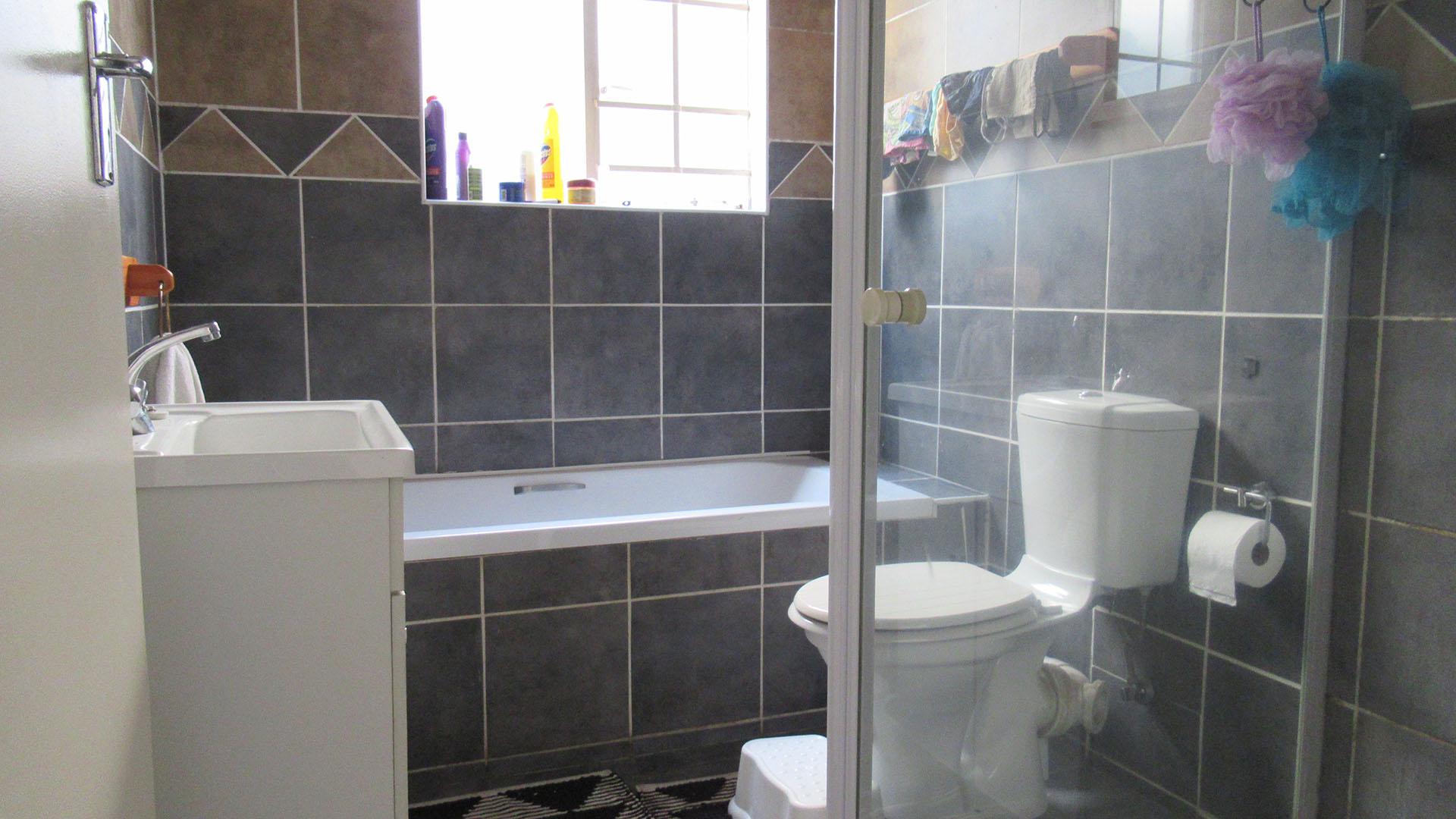 Bathroom 1 - 6 square meters of property in North Riding