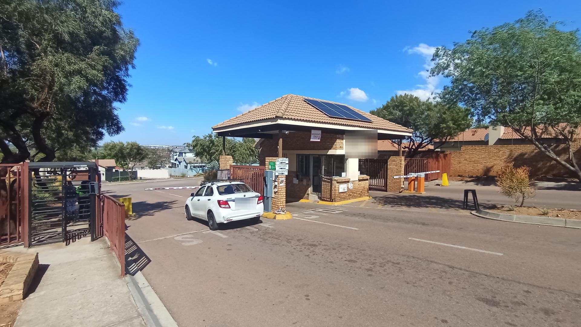 Front View of property in Rua Vista