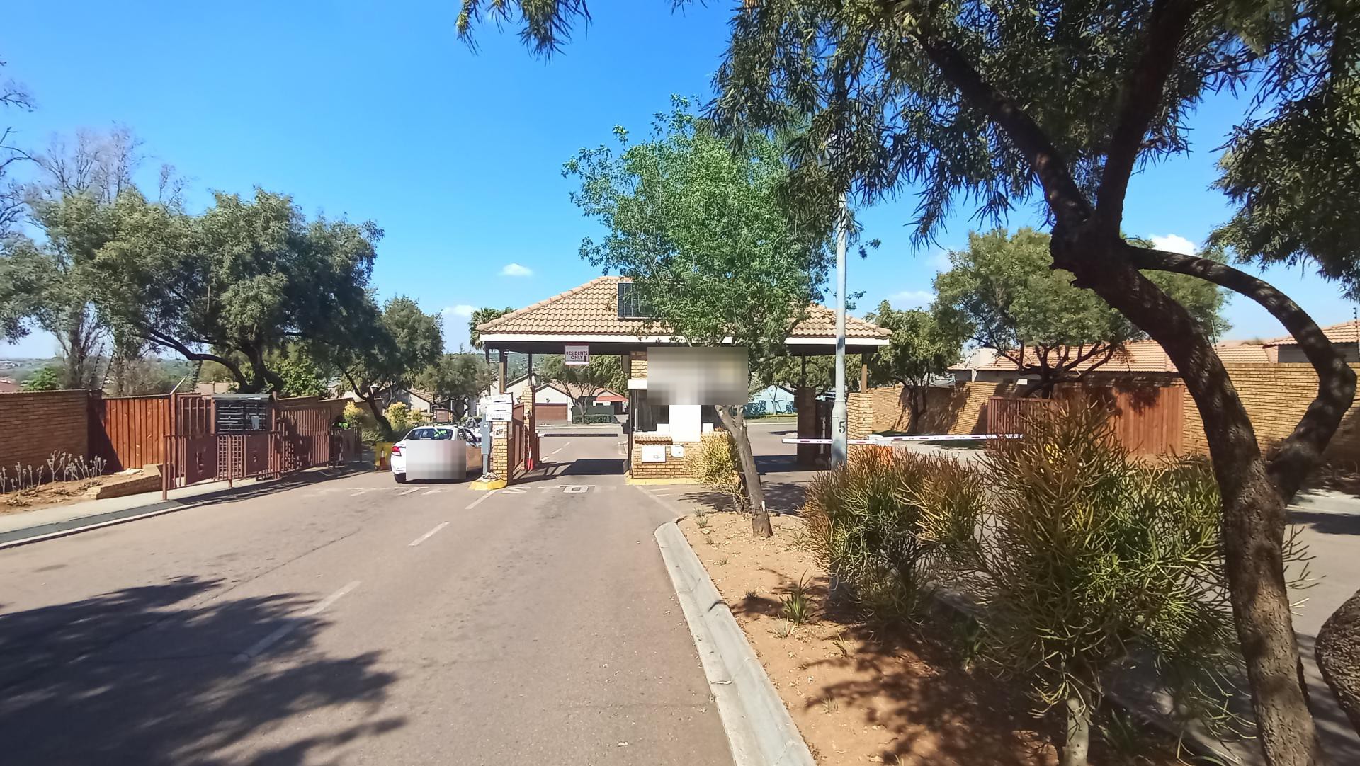 Front View of property in Rua Vista