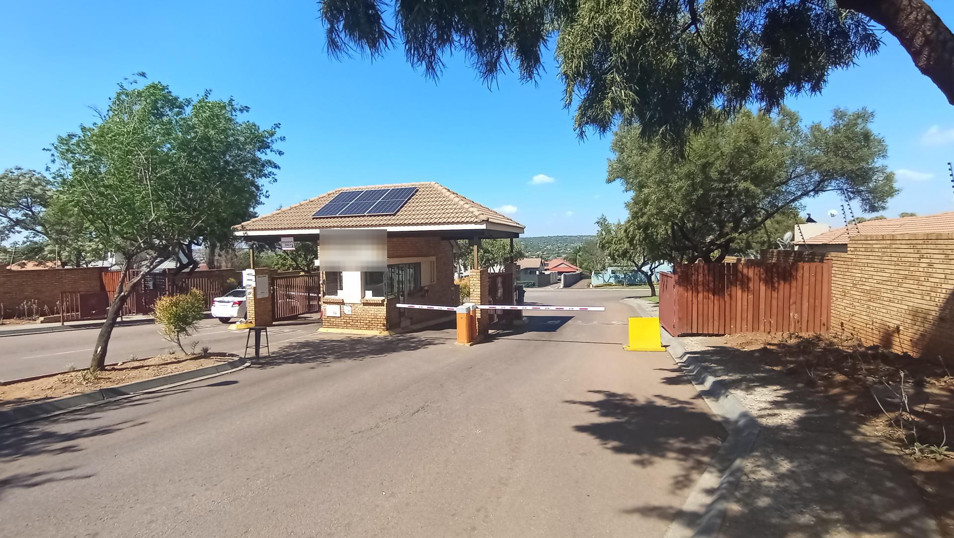 Front View of property in Rua Vista