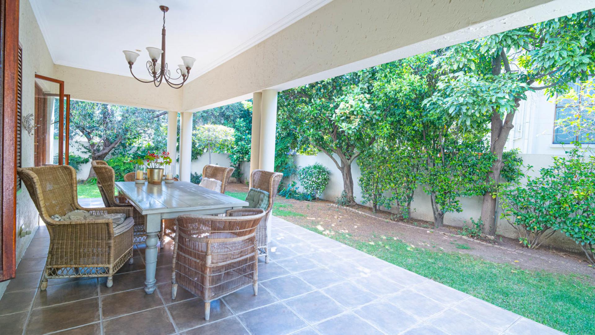 Patio of property in Magaliessig