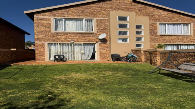 2 Bedroom Sectional Title for Sale For Sale in Heuwelsig Estate - Private Sale - MR722271