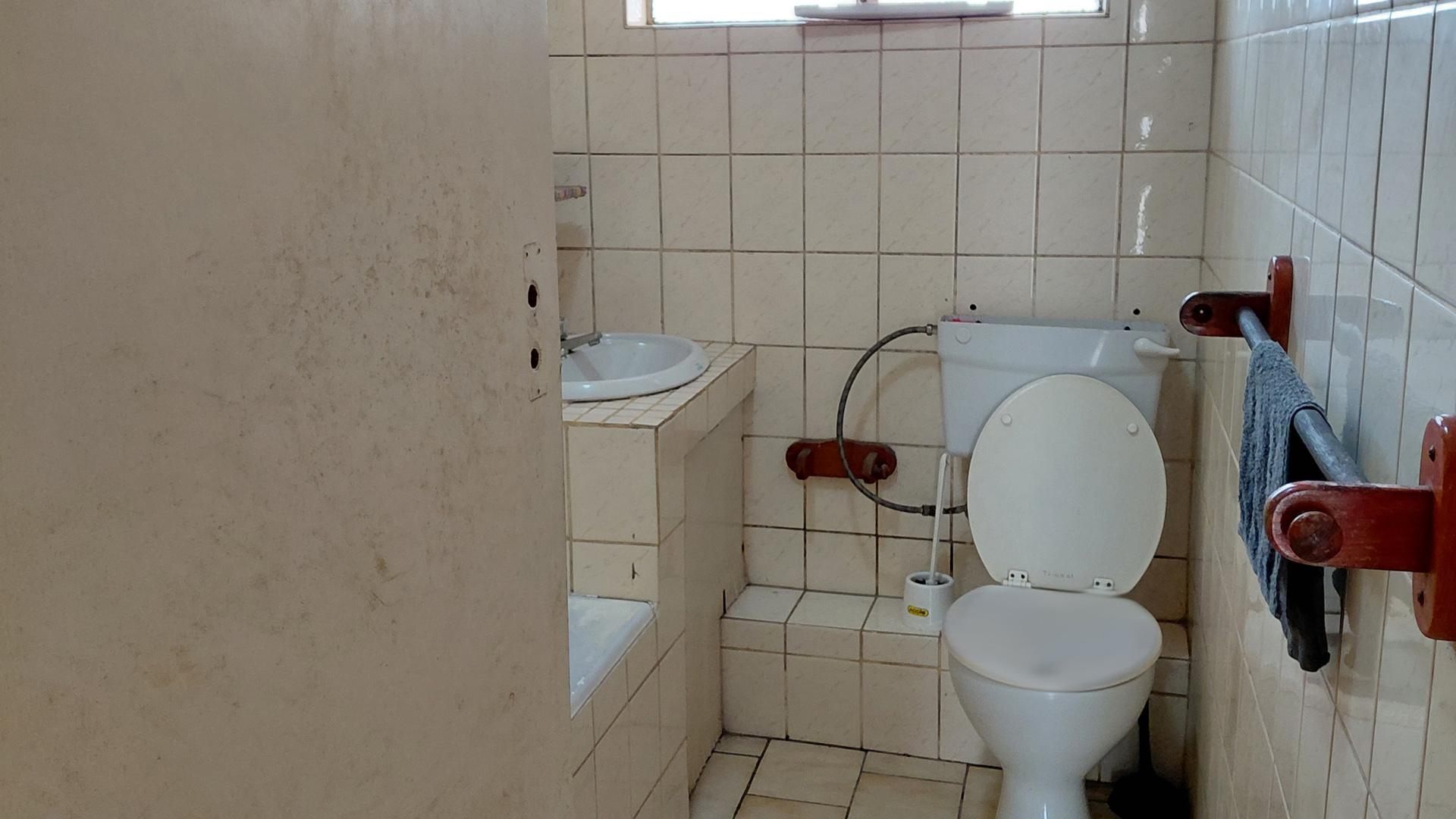 Bathroom 1 of property in Phalaborwa