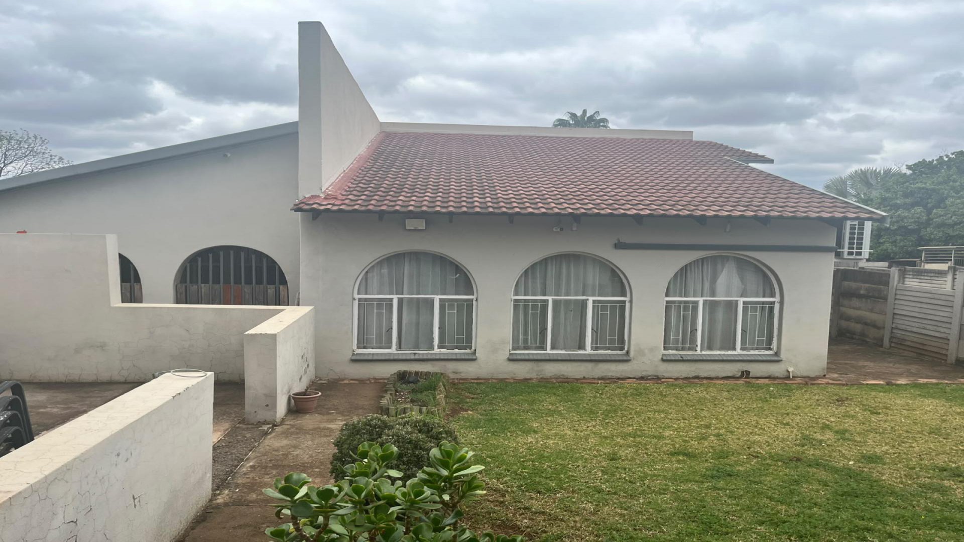 Front View of property in Mountain View