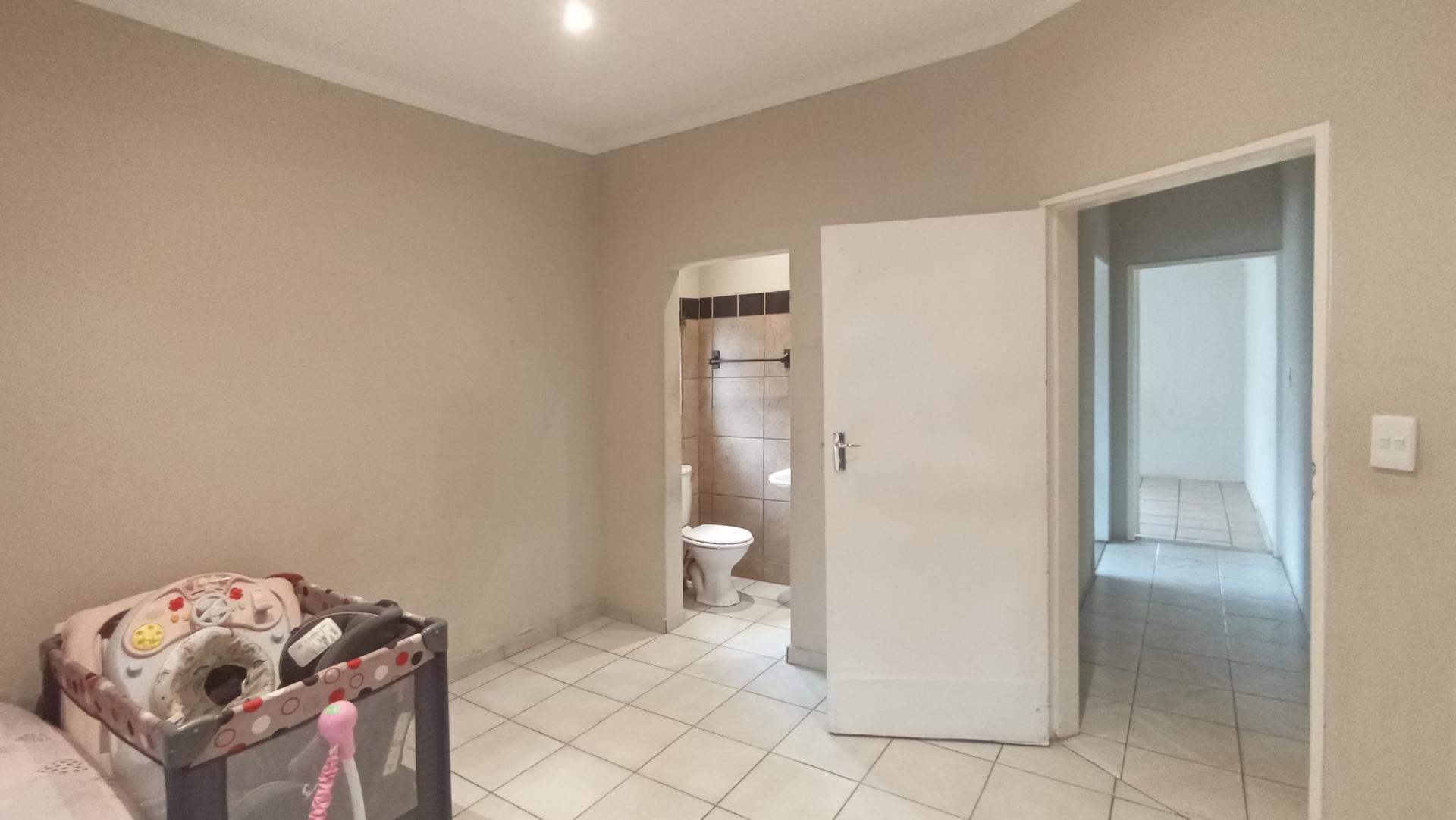 Bed Room 2 - 20 square meters of property in Mountain View