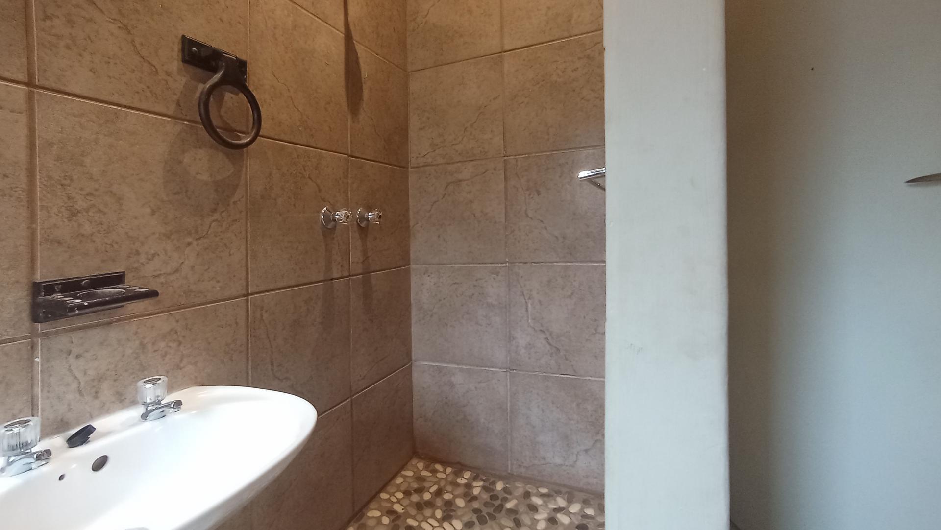 Bathroom 2 - 3 square meters of property in Mountain View