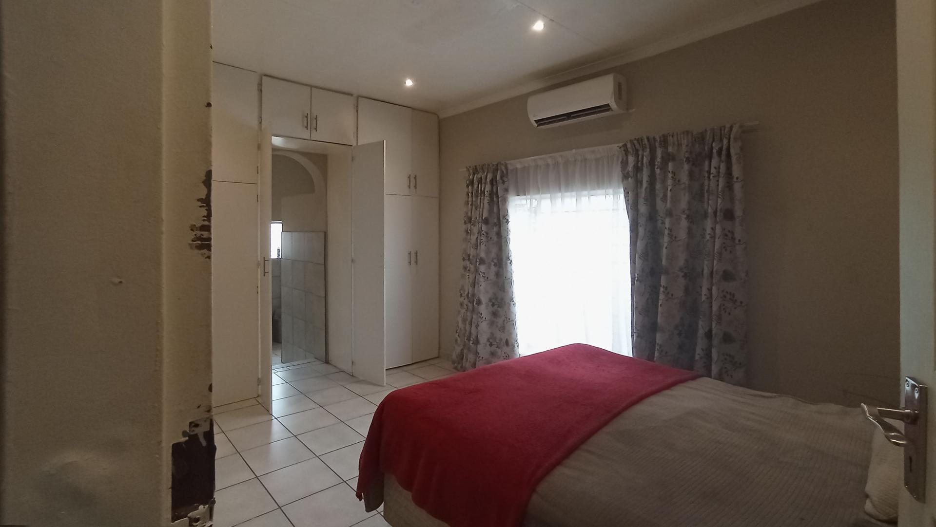 Bed Room 1 - 21 square meters of property in Mountain View