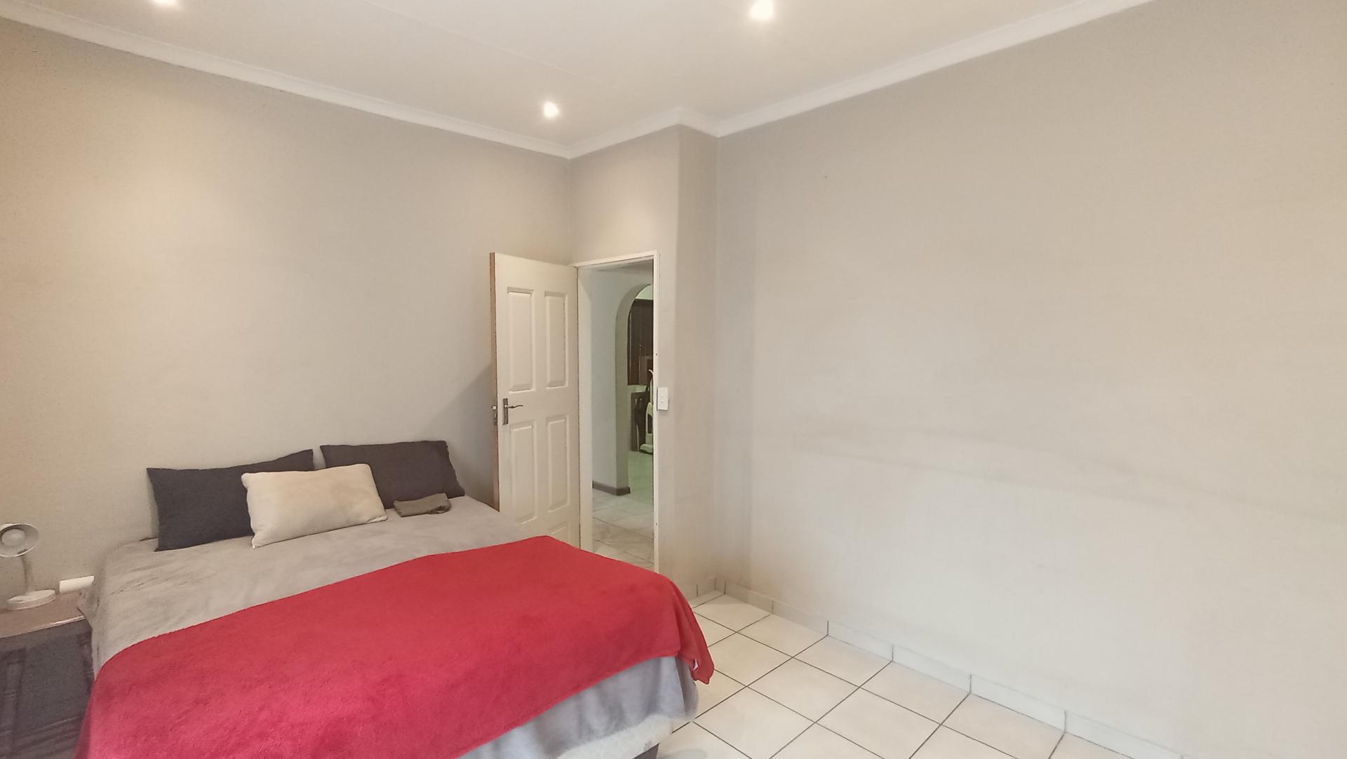 Bed Room 1 - 21 square meters of property in Mountain View