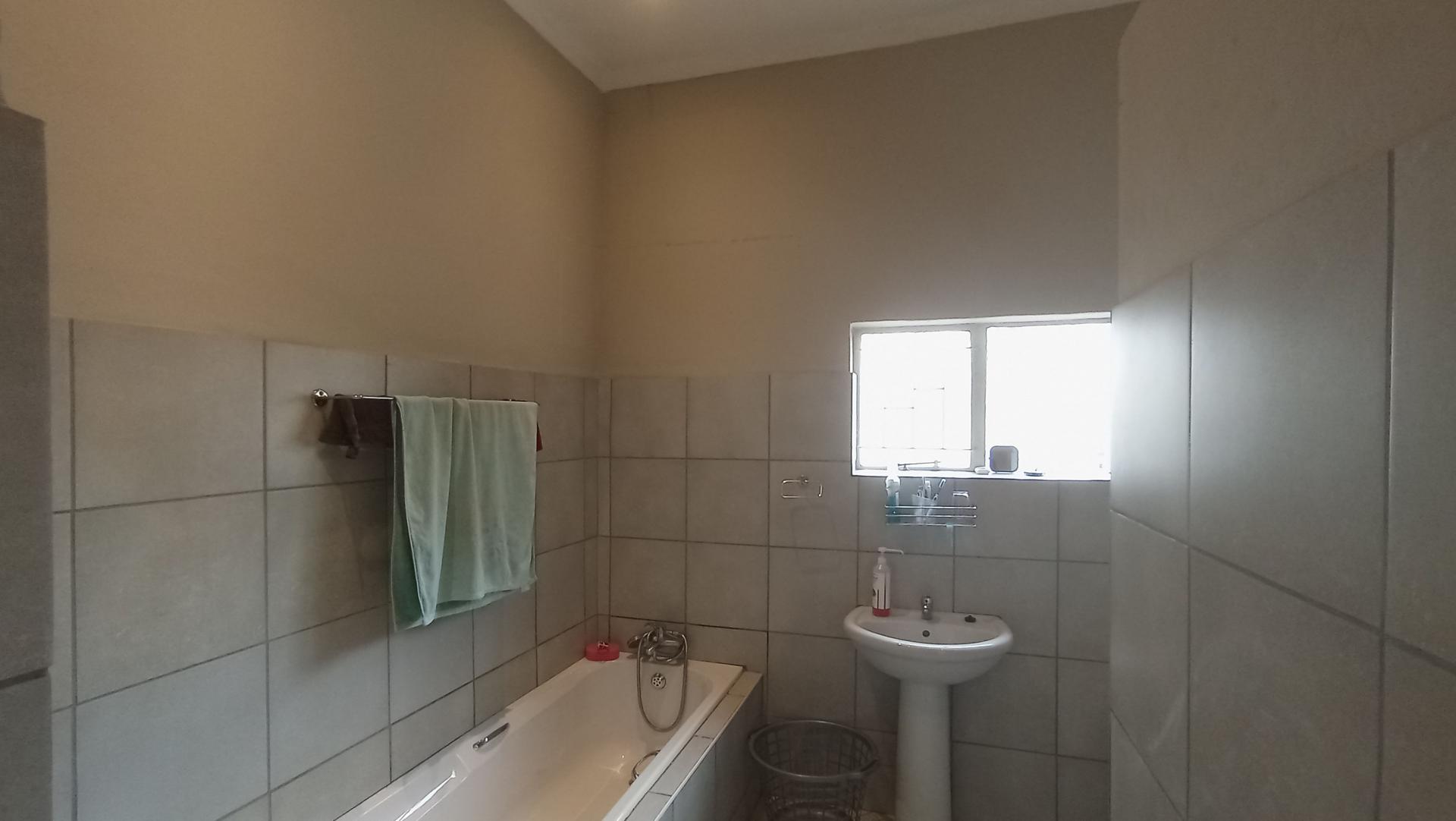 Bathroom 1 - 8 square meters of property in Mountain View