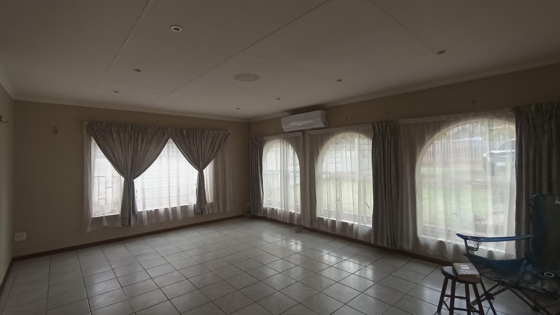 Lounges - 33 square meters of property in Mountain View