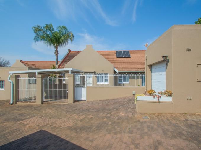 3 Bedroom Simplex for Sale For Sale in Weltevreden Park - MR722309