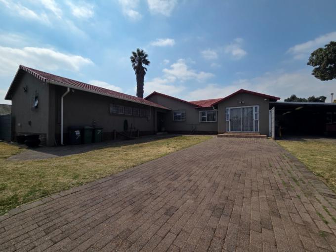 3 Bedroom House for Sale For Sale in Verwoerdpark - MR722314