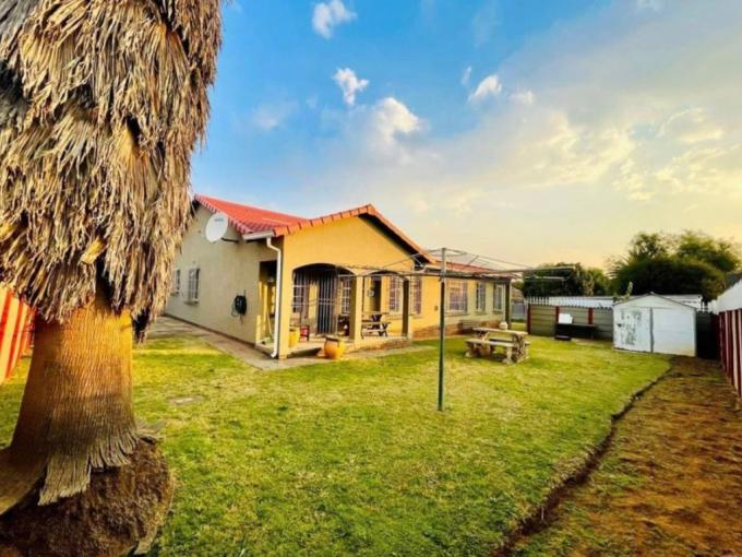 3 Bedroom House for Sale For Sale in Verwoerdpark - MR722315