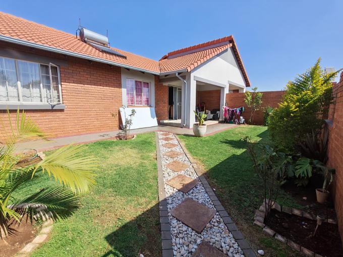 3 Bedroom Sectional Title for Sale For Sale in Monavoni - MR722325