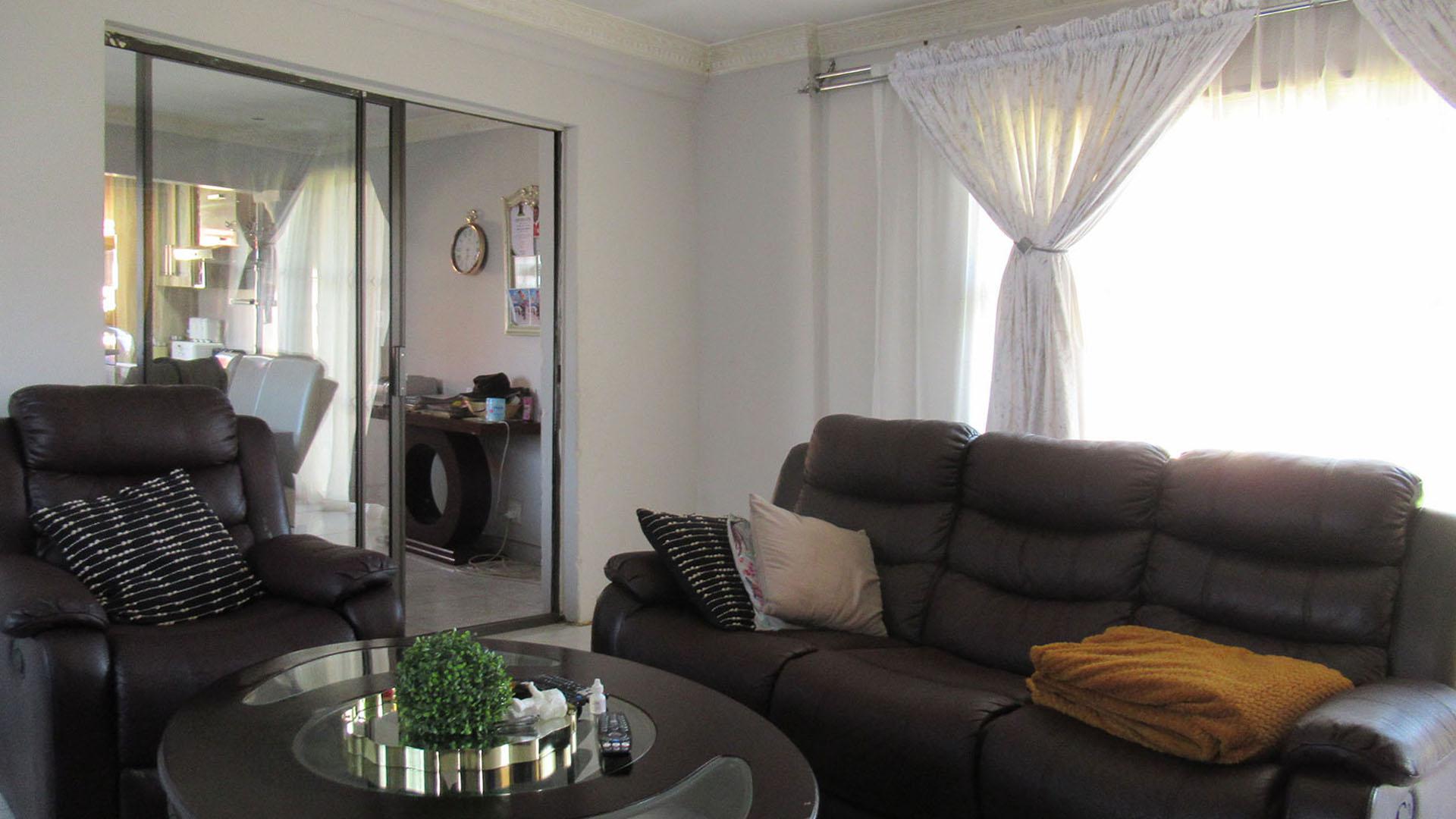 Lounges - 23 square meters of property in Spruitview